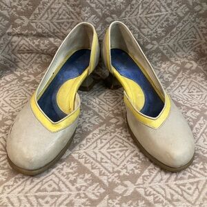 JOHN FLUEVOG Sz  7.5 Arigato 09 Taupe and Yellow Low Heel Slip On Shoes